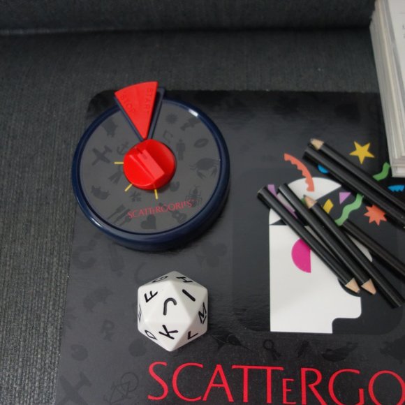 The Game of SCATTERGORIES  1989 Hasbro Canada Inc. Board Game - Picture 4 of 11